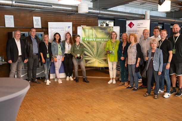 Jugenddezernent Jens Menzel (2. von links) eröffnete den „GrasParcours“ gemeinsam mit Vertreterinnen und Vertretern des Runden Tischs „Suchtprävention an den weiterführenden Schulen in Hürth“, der Verwaltung, der Drogenhilfe Köln, der Salus Kliniken sowie des Stadtrats.