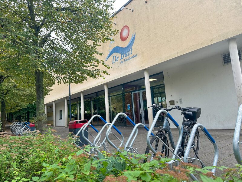 Mit den neuen Radabstellanlagen am Familienbad De Bütt in Hürth können nun deutlich mehr Fahrräder abgestellt werden.