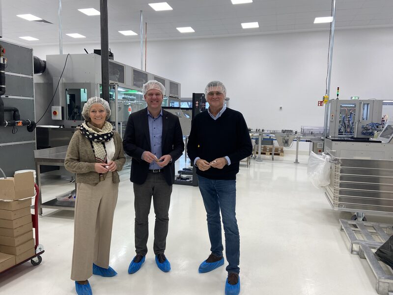 Der geschäftsführende Gesellschafter, Dr. Thomas Kiepe führt Claudia Dahmann, die Leiterin der Wirtschaftsförderung, und Bürgermeister Dirk Breuer durch die Produktionshallen der KHK GmbH in Gleuel.