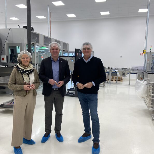 Der geschäftsführende Gesellschafter, Dr. Thomas Kiepe führt Claudia Dahmann, die Leiterin der Wirtschaftsförderung, und Bürgermeister Dirk Breuer durch die Produktionshallen der KHK GmbH in Gleuel.