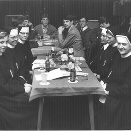Nonnen in der Gaststätte Schuhmacher in Knapsack, 1969