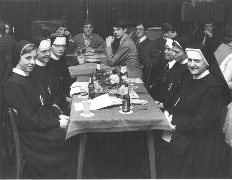 Nonnen in der Gaststätte Schuhmacher in Knapsack, 1969