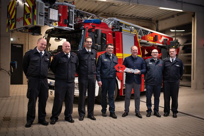 Bürgermeister Dirk Breuer (3. von rechts) und Feuerwehrchef Michael Mund (links daneben) mit Vertretern der Hürther Feuerwehr bei der Einweihung der neuen Fahrzeuge.