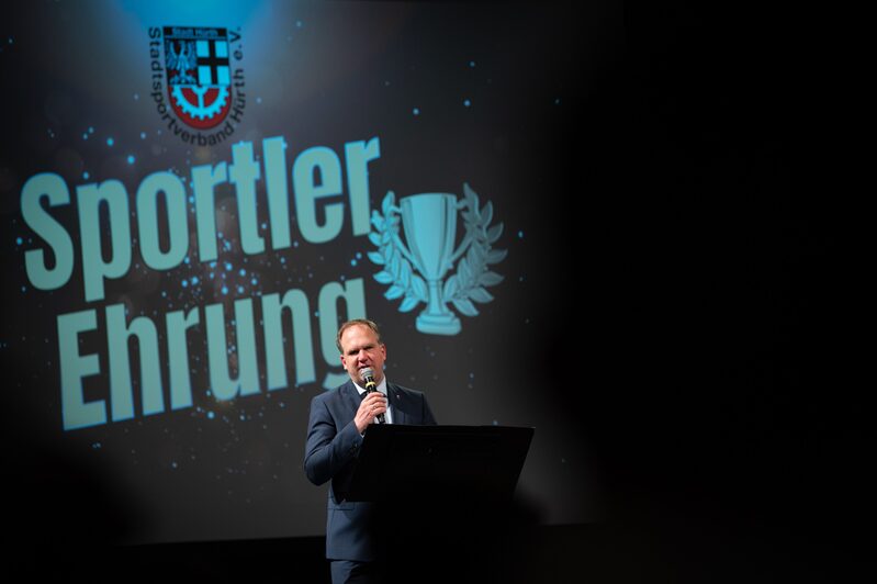 Bürgermeister Dirk Breuer ehrte die Sportlerin, den Sportler, die Mannschaft und den Ehrenamtler des Jahres.