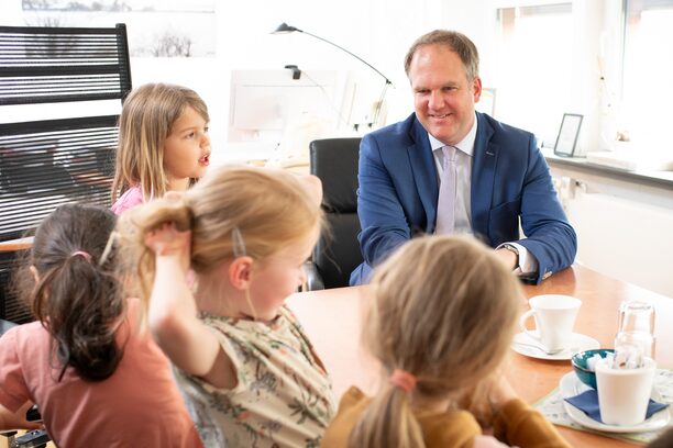 Bürgermeister Dirk Breuer im Gespräch mit den Vorschulkindern der Kita Löwenstein.