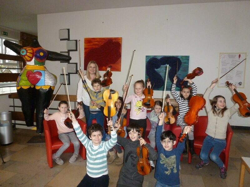 Kinder mit Streichinstrumenten