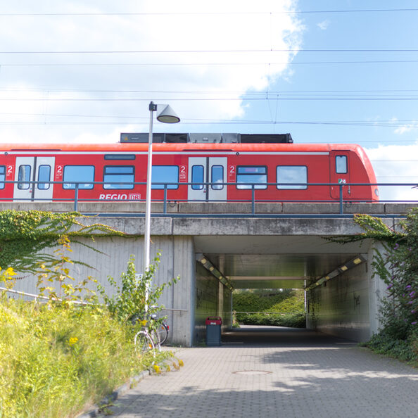Bahn Kalscheuren, Unterführung mit Bahn