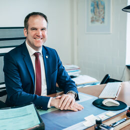 Bürgermeister Dirk Breuer am Schreibtisch