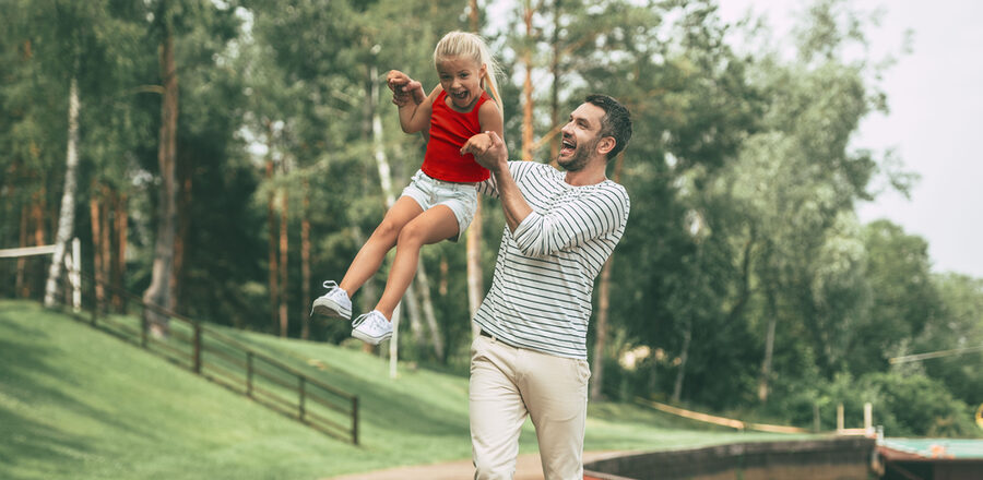 Foto mit Vater und Kind gemeinsam im Park