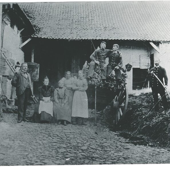 Foto: Familie Löhrer vor der Scheune im Löhrerhof