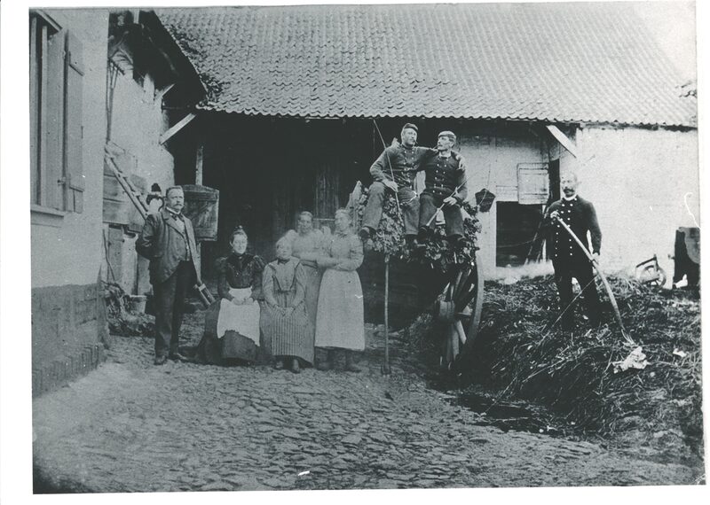 Foto: Familie Löhrer vor der Scheune im Löhrerhof