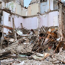 Vom Erdbeben zerstörtes Haus