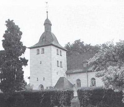 Alte Pfarrkirche von Alt-Hürth, davor das Dr. Kürten-Denkmal