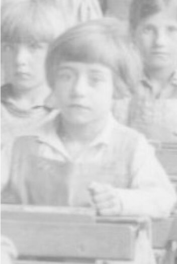 Karoline (genannt Hilde) Heidt, ca. 1930 in der Hermülheimer Volksschule
