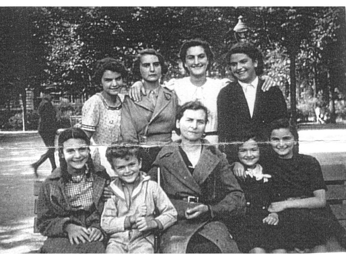 Johanna Löwenstein mit acht ihrer neun Kinder ca. 1938