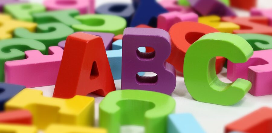 liegende 3D Buchstaben mit stehenden ABC
