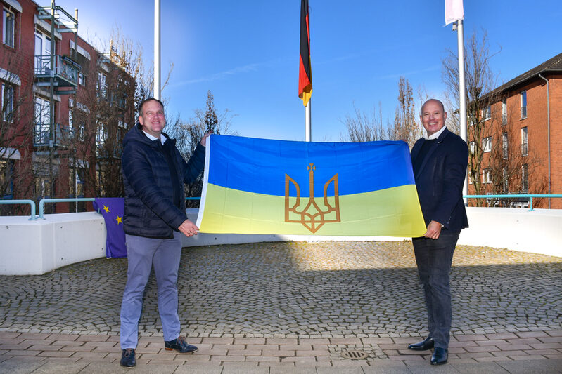 Landrat Frank Rock und Bürgermeister Dirk Breuer haben die erste Flagge schon in Hürth gehisst.