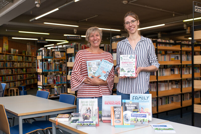 Klimaschutzmanagerin Romy Simke und Büchereileiterin Barbara Hoevels.