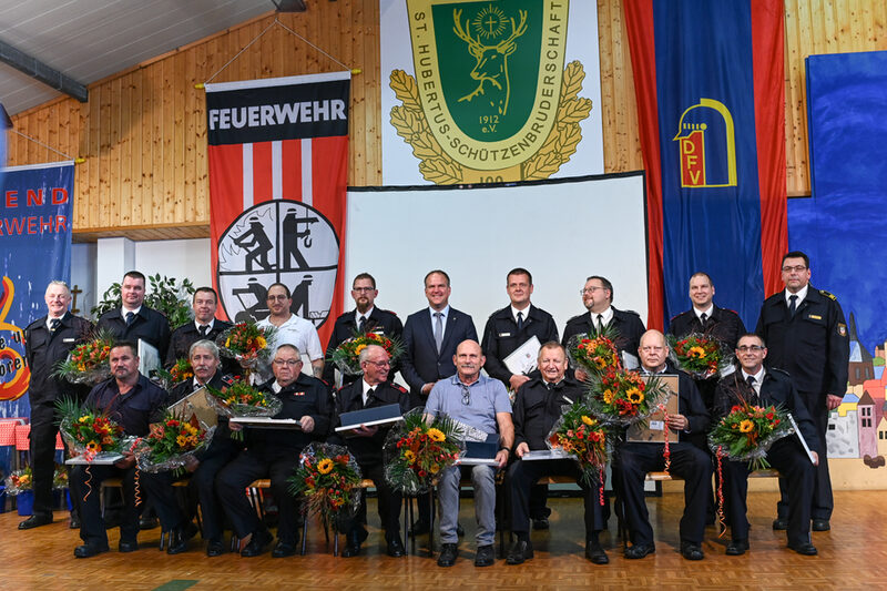 Alle Geehrten versammelten sich während der Jahresdienstbesprechung im Beisein von Bürgermeister Dirk Breuer und Stadtbrandmeister Michael Mund fürs Gruppenfoto.