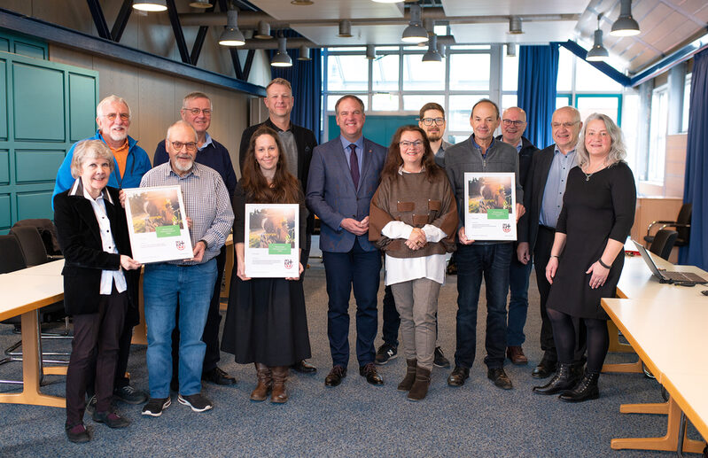 Gruppenfoto mit den Siegern des Klimaschutzpreises 2022