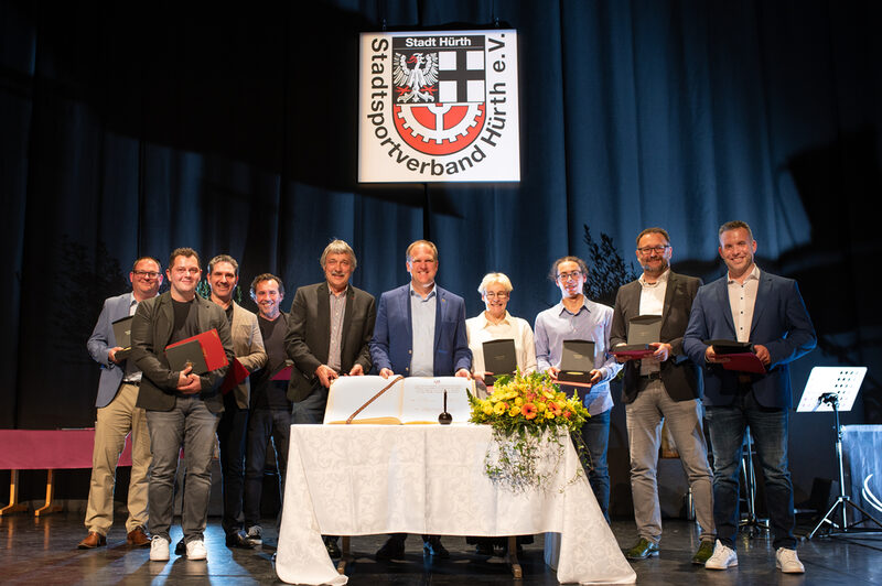 Bürgermeister Dirk Breuer (Mitte) mit den Preisträgerinnen und Preisträgern.