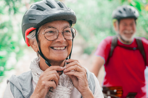 Senioren mit Fahrradhelm