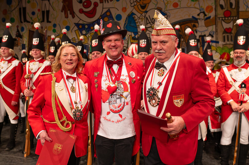 Dirk Breuer (Mitte) ehrte Birgt Claus und Theo Minzinger für ihr langjähriges karnevalistisches Engagement mit dem Bürgermeisterorden der Stadt Hürth.