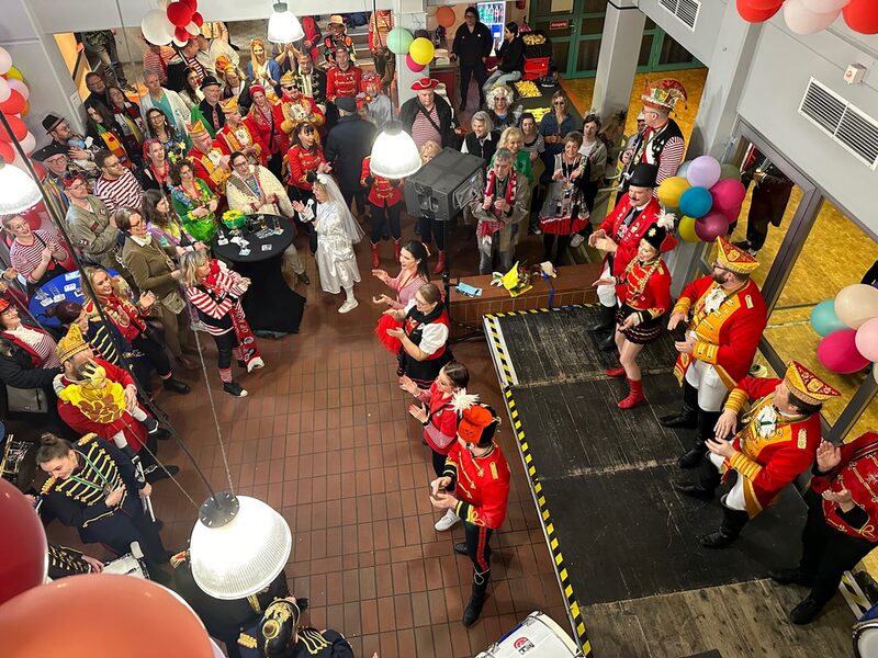 Mitarbeitende der Stadtverwaltung, viele Gäste und Karnevalsgesellschaften feierten Weiberfastnacht in der Gastronomie des Hürther Bürgerhauses