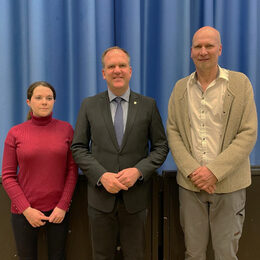 Bürgermeister Dirk Breuer (Mitte) gratuliert Sarah Ruth Renz-Gutzeit  und Hanno Beckmann zur Ratsmitgliedschaft.